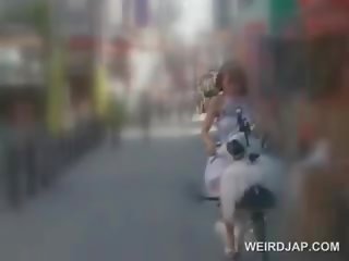 아시아의 비탄 인형 점점 고양이 젖은 동안 승마 그만큼 bike