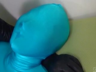 Titruar japoneze zentai fingerbanging në orgazëm